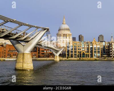 Blick vom Südufer der Themse über die Millennium Bridge zum Nordufer des Embankment und der St Paul's Cathedral, City of London Stockfoto