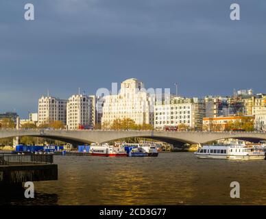 Blick über die Themse über die Waterloo Bridge nach Shell Mex House im Morgenlicht im Winter unter grauem Himmel Stockfoto