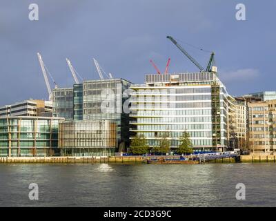 Blick auf moderne Büroanlagen am Nordufer von Die Themse zwischen London Bridge und Southwark Bridge in Die City of London Stockfoto