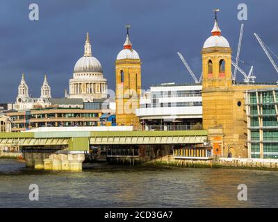 Blick vom Südufer der Themse St Paul's Cathedral und seine Kuppel und Cannon Street Eisenbahn Bahnhof und Brücke an einem Wintermorgen Stockfoto
