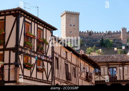 Typische Architektur von Penaranda de Duero im Hintergrund das Schloss des Dorfes (Burgos, Spanien) Stockfoto