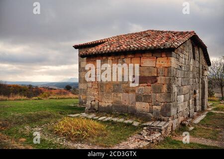 Die Einsiedelei von Santa Maria de Lara befindet sich in der Nähe des Dorfes Quintanilla de las Vinas, Burgos, Spanien Stockfoto