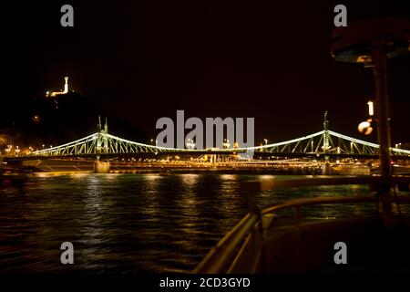 Nachtfotografie der Freiheitsbrücke, Budapest, Ungarn über der Donau Stockfoto