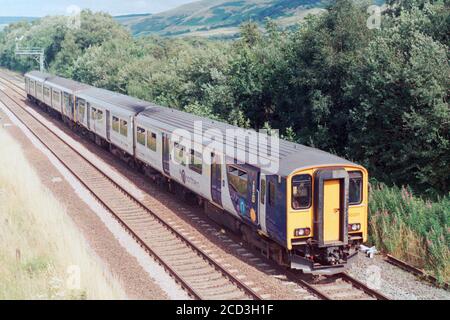 Edale, Großbritannien - 1. August 2020: Ein nördlicher Personenzug durch Edale nach Manchester Richtung. Stockfoto