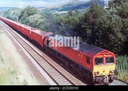 Edale, UK - 1. August 2020: Güterzug der DB (DB Cargo UK) durch Edale nach Manchester Richtung. Stockfoto