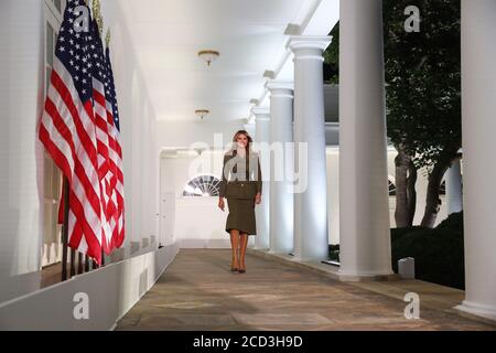 US-First Lady Melania Trump geht die Kolonnade entlang, um während der zweiten Nacht der Republikanischen Nationalversammlung im Rosengarten des Weißen Hauses in Washington, DC, USA, am 25. August 2020 eine Rede zu halten.Quelle: Michael Reynolds/Pool via CNP /MediaPunch Stockfoto