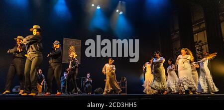 Flamenco-Tänzer treten auf der Bühne auf Stockfoto