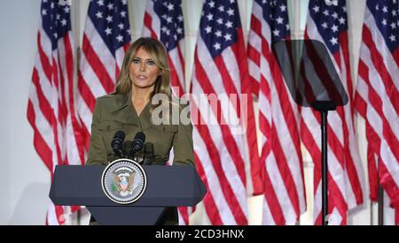 US First Lady Melania Trump hält ihre Rede in der zweiten Nacht der Republikanischen Nationalversammlung, im Rosengarten im Weißen Haus in Washington, DC, USA, am 25. August 2020. Aufgrund der Coronavirus-Pandemie ist die Republikanische Partei für ihre Convention auf ein Fernsehformat umgezogen.Quelle: Michael Reynolds/Pool via CNP /MediaPunch Stockfoto