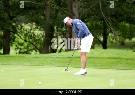 Englands Lee Westwood putts auf dem 1. Grün während eines Vorschauungstages vor der ISPS HANDA UK Championship im Belfry, Sutton Coldfield. Stockfoto