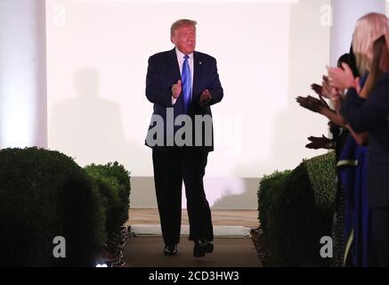 US-Präsident Donald J. Trump kommt vor dem Beginn der Rede von US First Lady Melania Trump in der zweiten Nacht der Republikanischen Nationalversammlung am 25. August 2020 im Rosengarten im Weißen Haus in Washington, DC, USA. Aufgrund der Coronavirus-Pandemie ist die Republikanische Partei für ihre Convention auf ein Fernsehformat umgezogen.Quelle: Michael Reynolds/Pool via CNP /MediaPunch Stockfoto