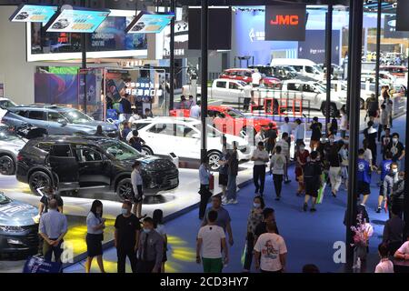 Die Menschen gehen herum, um die Autos zu sehen, die die Chengdu Motor Show 2020 auf der Western China (Chengdu) International Expo City in Chengdu City ausgestellt haben Stockfoto