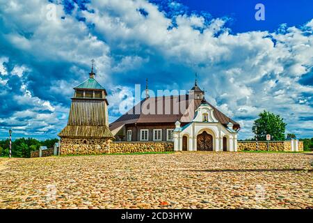 Dorfkapelle Alter Steinplatz. Das Open-Air Folk Museum Stockfoto