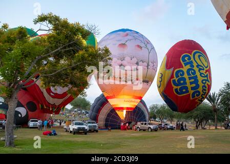 Boden-Crew bereitet einen Heißluft-Ballon vor dem Start Stockfoto