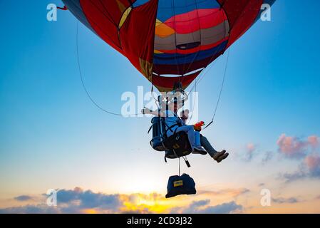 Tandem Heißluftballon EIN Mann und eine Frau sitzen auf Ein Sitzplatz Stockfoto