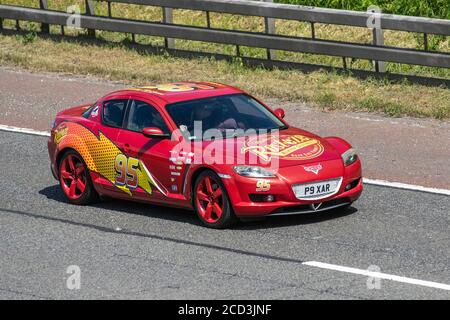 Lightning McQueen 2006 2616cc Benzin Coupé rot PIXAR Mazda Rx-8 192 PS; UK Fahrzeug Verkehr, Transport, moderne, Limousine Autos, in südlicher Richtung auf der 3-spurigen Autobahn M6. Stockfoto