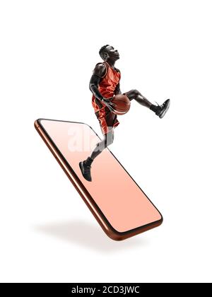 Ihr Smartphone oder anderes Gerät - alles, was Sie für einen modernen Lebensstil brauchen. Copyspace für Werbung. Shopping, Warenlieferung, Online-Shopping und Dienstleistungskonzept. Basketball-Spieler im Sprung, Strom des Spiels. Stockfoto