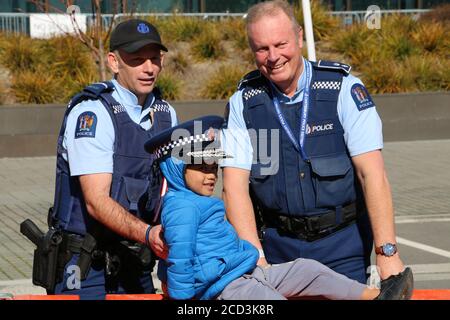 Christchurch, Neuseeland. August 2020. Der vierjährige Loyal hatte einen Pinsel mit dem Gesetz, als der Chef eines Polizeibeamten das volle Gewicht des Gesetzes auf seinen Kopf legte, indem er den Jungen vorübergehend absetzte, während seine Mutter mit seinem neuen Chef Fotos bekam.EINE viertägige Anhörung findet zur Verurteilung von Brenton Tarrant statt, Der Mann, der im März 2019 in Christchurch Moscheen 51 Menschen getötet hat. Kredit: SOPA Images Limited/Alamy Live Nachrichten Stockfoto