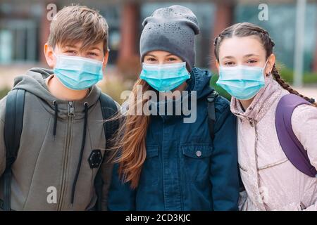 Kinder im Schulalter in medizinischen Masken. Porträt von Schulkindern. Stockfoto