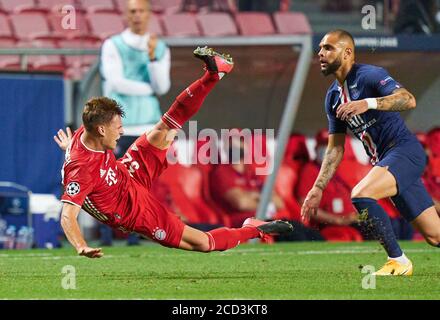 Von links nach rechts Joshua KIMMICH (M) und Layvin KURZAWA (PSG), Action, Duelle, Fußball Champions League, Finale, Paris St. Germain (PSG) - FC Bayern München (M). 0:1, am 23. August 2020 im Estadio da Luz in Lissabon/Portugal. FOTO: Peter Schatz/Pool via SVEN SIMON Fotoagentur. Ã‚Â Verwendung weltweit Stockfoto