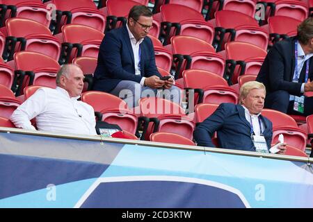 Oliver 'Oli' KAHN (Management Member, M) geht über das Spielfeld und ruft  mit seinem Smartphone, Fußball Champions League, Finale, Paris St. Germain  (PSG) - FC Bayern München (M). 0:1, am 23. August