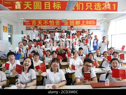 Eine Gruppe von älteren Studenten nehmen ihre letzte Lektion vor der College-Aufnahmeprüfung, die auch als Gaokao bekannt ist, um ihre Schüler erinnern l Stockfoto