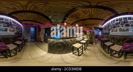 360 Grad Panorama Ansicht von GRODNO, WEISSRUSSLAND - NOVEMBER, 2018: Volles kugelförmiges nahtloses Panorama 360 Grad im Inneren stilvolle Nachtclub-Bar im Keller mit Bögen in äquirectan