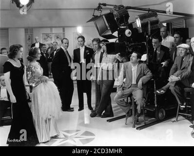 CAROL HUGHES RUBY KEELER ROSS ALEXANDER am Set offen mit dem Kameramann SOL POLITO (vor der Kamera sitzend) und Regisseur RAY ENRIGHT (mit weißer Kappe) während der Dreharbeiten zu READY, WILLING AND ABLE 1937 Regisseur RAY ENRIGHT Musiknummern inszeniert von Bobby Connolly Warner Bros Stockfoto