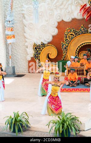 09.01.2020 Bali, Indonesien. Frauen in nationalen Kostümen tanzen einen traditionellen Tanz. Galungan Urlaub. Vertikal Stockfoto