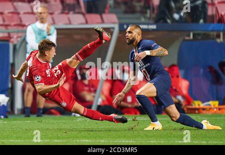 Von links nach rechts Joshua KIMMICH (M) und Layvin KURZAWA (PSG), Action, Duelle, Fußball Champions League, Finale, Paris St. Germain (PSG) - FC Bayern München (M). 0:1, am 23. August 2020 im Estadio da Luz in Lissabon/Portugal. FOTO: Peter Schatz/Pool via SVEN SIMON Fotoagentur. Ã‚Â Verwendung weltweit Stockfoto