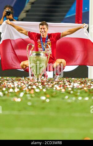 Robert LEWANDOWSKI (M) mit Pokal und polnischer Flagge, Jubel, Jubel, Jubel, Jubel, Jubel, Jubel, Fußball Champions League, Finale, Paris St. Germain (PSG) - FC Bayern München (M). 0:1, am 23. August 2020 im Estadio da Luz in Lissabon/Portugal. FOTO: Peter Schatz/Pool via SVEN SIMON Fotoagentur. Ã‚Â Verwendung weltweit Stockfoto