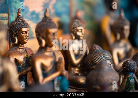 Buddha Statue Figuren Souvenir auf dem Display zum Verkauf auf dem Straßenmarkt. Indonesien. Kunsthandwerk und Souvenir Shop Display. Nahaufnahme. Stockfoto