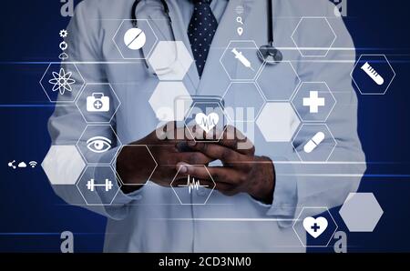 Moderne Medizinische Technologien. Digital Med Icons Überlagert Über Black Doctor Mit Smartphone Stockfoto