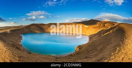 Blick auf die Krafla, aktive Caldera mit einem blauen Kratersee im Norden Islands in der Region Myvatn, Island. Stockfoto