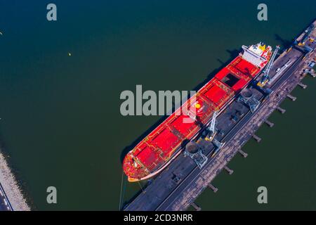 Laden Kohle Anthracite Mining im Hafen auf Cargo tanker Schiff mit Kran Eimer von Zug. Antenne Ansicht von oben. Stockfoto