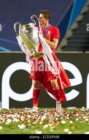 Robert LEWANDOWSKI (M) mit Pokal und polnischer Flagge, Jubel, Jubel, Jubel, Jubel, Jubel, Jubel, Fußball Champions League, Finale, Paris St. Germain (PSG) - FC Bayern München (M). 0:1, am 23. August 2020 im Estadio da Luz in Lissabon / Portugal. FOTO: Peter Schatz / Pool via SVEN SIMON Fotoagentur. Ã‚Â Verwendung weltweit Stockfoto