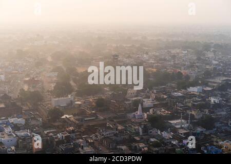 Erhöhter Blick auf Bundi Stadt als Morgendämmerung bricht mit Blick auf verschiedene prominente Landmarder und Tempel, Moscheen und andere Gebäude. Rajasthan, Indien. Stockfoto