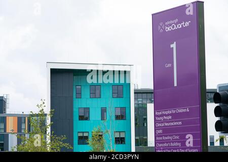 Edinburgh, Schottland, Großbritannien. 26. August 2020. Außenansicht des neuen umstrittenen Unvollendeten und viel verzögerten NHS Royal Hospital for Children and Young People in Edinburgh. Die neueste Kontroverse zeigt, dass das Lüftungssystem aufgrund eines Konstruktionsfehlers unterdurchschnittlich ist. Iain Masterton/Alamy Live News Stockfoto