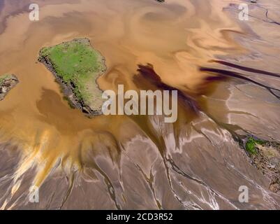 Luftaufnahme an einer malerischen Küste des Lake Natron im Great Rift Valley, zwischen Kenia und Tansania. In der Trockenzeit ist der See zu 80% bedeckt Stockfoto