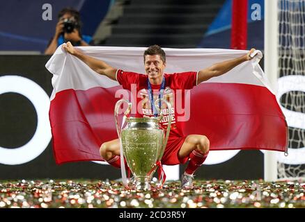 Robert LEWANDOWSKI (M) mit Pokal und polnischer Flagge, Jubel, Jubel, Jubel, Jubel, Jubel, Jubel, Fußball Champions League, Finale, Paris St. Germain (PSG) - FC Bayern München (M). 0:1, am 23. August 2020 im Estadio da Luz in Lissabon/Portugal. FOTO: Peter Schatz/Pool via SVEN SIMON Fotoagentur. Ã‚Â Verwendung weltweit Stockfoto