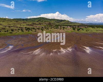 Luftaufnahme an einer malerischen Küste des Lake Natron im Great Rift Valley, zwischen Kenia und Tansania. In der Trockenzeit ist der See zu 80% bedeckt Stockfoto