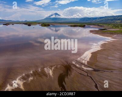 Luftaufnahme an einer malerischen Küste des Lake Natron im Great Rift Valley, zwischen Kenia und Tansania. In der Trockenzeit ist der See zu 80% bedeckt Stockfoto