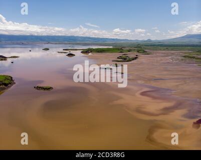 Luftaufnahme an einer malerischen Küste des Lake Natron im Great Rift Valley, zwischen Kenia und Tansania. In der Trockenzeit ist der See zu 80% bedeckt Stockfoto