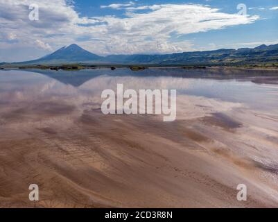 Luftaufnahme an einer malerischen Küste des Lake Natron im Great Rift Valley, zwischen Kenia und Tansania. In der Trockenzeit ist der See zu 80% bedeckt Stockfoto