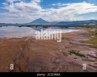 Luftaufnahme an einer malerischen Küste des Lake Natron im Great Rift Valley, zwischen Kenia und Tansania. In der Trockenzeit ist der See zu 80% bedeckt Stockfoto