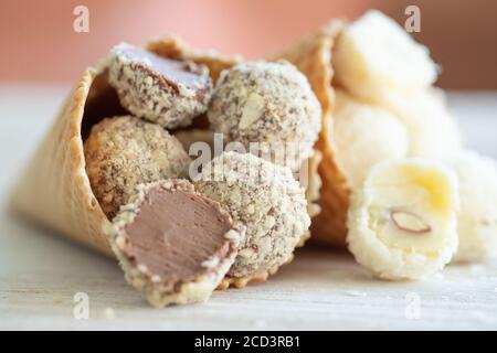 Schokoladenbonbon. Verschiedene handgemachte Pralinen. Stockfoto