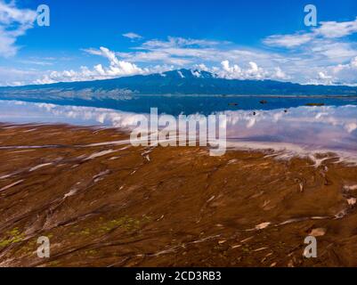 Luftaufnahme an einer malerischen Küste des Lake Natron im Great Rift Valley, zwischen Kenia und Tansania. In der Trockenzeit ist der See zu 80% bedeckt Stockfoto