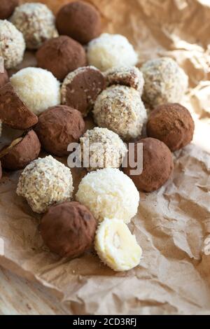 Schokoladenbonbon. Verschiedene handgemachte Pralinen. Stockfoto