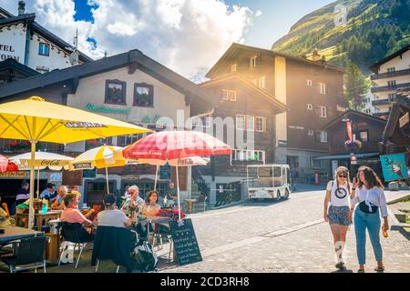 Zermatt Schweiz , 2. Juli 2020 : Restaurantterrasse und Touristen an heißen sonnigen Sommertagen in Zermatt Schweiz Stockfoto