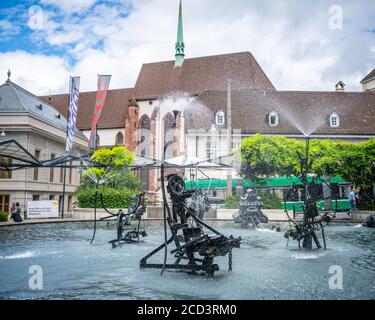 Basel Schweiz , 29. Juni 2020 : Tinguely Brunnenansicht mit Kirche im Hintergrund in Basel Schweiz Stockfoto