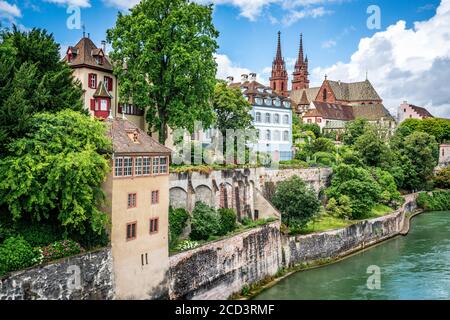 Basler Stadtbild mit farbenfroher Altstadt-Skyline inklusive Rot münster und Fluss in Basel Schweiz Stockfoto